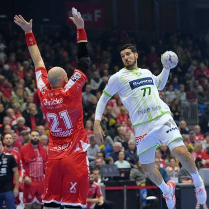Stefan Cavor HSG Wetzlar 77 at WUrf Arnar Freyr Arnarsson MT Melsungen 21 , GER, MT Melsungen HSG Wetzlar, Handball, 1 Bundesliga, 15 Matchday, Season 2025 2026, 07 12 2025, GER, MT Melsungen HSG Wetzlar, Handball, 1 Bundesliga, 15 Matchday, Season 2025 2026, 07 12 2025 Kassel Copyright: xEibner-Pressefotox xRolandxSippelx EP_RSL