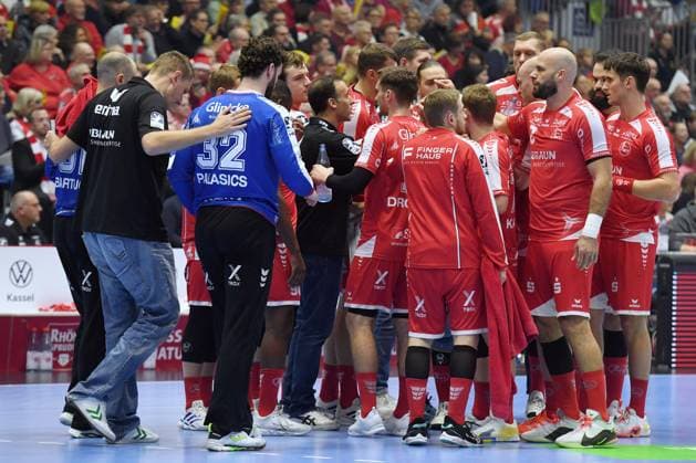 Roberto Garcia Parrondo Coach MT Melsungen M in a timeout, Carsten Lichtlein Goalkeeper Coach MT Melsungen L , Adrian Sipos MT Melsungen 8 Nikolaj Enderleit MT Melsungen 4 R , GER, MT Melsungen HSG Wetzlar, Handball, 1 Bundesliga, 15 Matchday, Season 2025 2026, 07 12 2025, GER, MT Melsungen HSG Wetzlar, Handball, 1 Bundesliga, 15 Matchday, Season 2025 2026, 07 12 2025 Kassel Copyright: xEibner-Pressefotox xRolandxSippelx EP_RSL