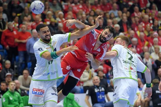 Mohamed Amine Darmoul MT Melsungen 71 throwing Philipp Ahouansou HSG Wetzlar 19 L , Nikola Grahovac HSG Wetzlar 2 , GER, MT Melsungen HSG Wetzlar, Handball, 1 Bundesliga, 15 Matchday, Season 2025 2026, 07 12 2025, GER, MT Melsungen HSG Wetzlar, Handball, 1 Bundesliga, 15 Matchday, Season 2025 2026, 07 12 2025 Kassel Copyright: xEibner-Pressefotox xRolandxSippelx EP_RSL