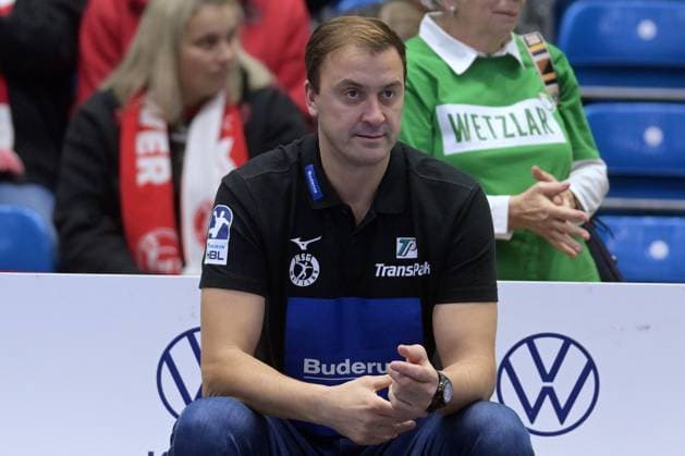 Momir Ilic Coach HSG Wetzlar on the bench , GER, MT Melsungen HSG Wetzlar, Handball, 1 Bundesliga, 15 Matchday, Season 2025 2026, 07 12 2025, GER, MT Melsungen HSG Wetzlar, Handball, 1 Bundesliga, 15 Matchday, Season 2025 2026, 07 12 2025 Kassel Copyright: xEibner-Pressefotox xRolandxSippelx EP_RSL