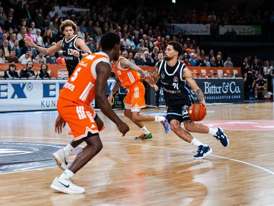 Devon Daniels IV Veolia Towers Hamburg, 21 on the dribble Rasta Vechta vs Veolia Towers Hamburg, Basketball, easyCredit Basketball Bundesliga, Matchday 9, Season 2025 2026, 07 12 2025 Rasta Vechta vs Veolia Towers Hamburg, Basketball, easyCredit Basketball Bundesliga, Matchday 9, Season 2025 2026, 07 12 2025 Vechta Copyright: xEibner-Pressefoto DamianxKruczynx EP_DKI