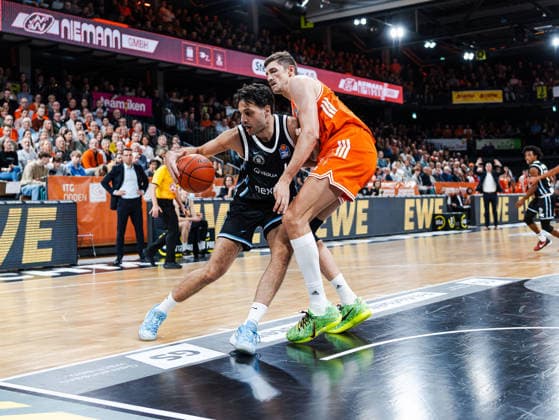 Benedikt Turudic Veolia Towers Hamburg, 44 in duel against Tibor Pleiss RASTA Vechta, 22 Rasta Vechta vs Veolia Towers Hamburg, Basketball, easyCredit Basketball Bundesliga, Matchday 9, Season 2025 2026, 07 12 2025 Rasta Vechta vs Veolia Towers Hamburg, Basketball, easyCredit Basketball Bundesliga, Matchday 9, Season 2025 2026, 07 12 2025 Vechta Copyright: xEibner-Pressefoto DamianxKruczynx EP_DKI
