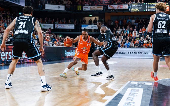 Alonzo Verge Jr RASTA Vechta, 11 on the dribble Rasta Vechta vs Veolia Towers Hamburg, Basketball, easyCredit Basketball Bundesliga, Matchday 9, Season 2025 2026, 07 12 2025 Rasta Vechta vs Veolia Towers Hamburg, Basketball, easyCredit Basketball Bundesliga, Matchday 9, Season 2025 2026, 07 12 2025 Vechta Copyright: xEibner-Pressefoto DamianxKruczynx EP_DKI