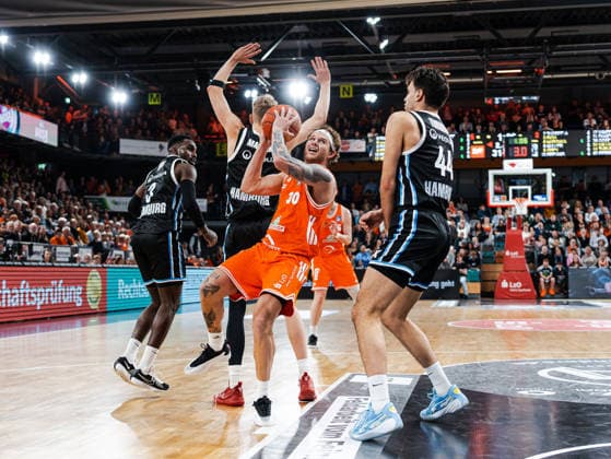 Booker Coplin RASTA Vechta, 30 with a dribble makes it past Zsombor Maronka Veolia Towers Hamburg, 05 and Benedikt Turudic Veolia Towers Hamburg, 44 Rasta Vechta vs Veolia Towers Hamburg, Basketball, easyCredit Basketball Bundesliga, 9 Matchday, Season 2025 2026, 07 12 2025 Rasta Vechta vs Veolia Towers Hamburg, Basketball, easyCredit Basketball Bundesliga, 9 Matchday, Season 2025 2026, 07 12 2025 Vechta Copyright: xEibner-Pressefoto DamianxKruczynx EP_DKI