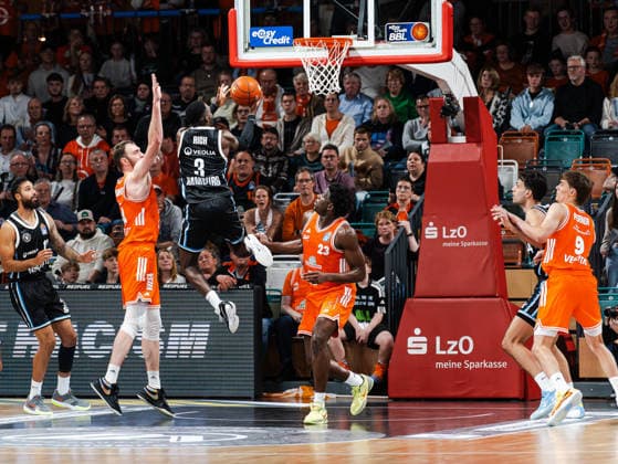 Osaro Rich Igbineweka Veolia Towers Hamburg, 03 with a dunk to the basket Rasta Vechta vs Veolia Towers Hamburg, Basketball, easyCredit Basketball Bundesliga, Matchday 9, Season 2025 2026, 07 12 2025 Rasta Vechta vs Veolia Towers Hamburg, Basketball, easyCredit Basketball Bundesliga, Matchday 9, Season 2025 2026, 07 12 2025 Vechta Copyright: xEibner-Pressefoto DamianxKruczynx EP_DKI