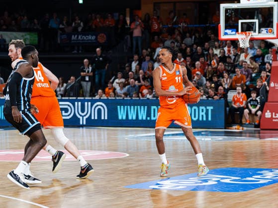 Alonzo Verge Jr RASTA Vechta, 11 looking for a way to pass Rasta Vechta vs Veolia Towers Hamburg, Basketball, easyCredit Basketball Bundesliga, Matchday 9, Season 2025 2026, 07 12 2025 Rasta Vechta vs Veolia Towers Hamburg, Basketball, easyCredit Basketball Bundesliga, Matchday 9, Season 2025 2026, 07 12 2025 Vechta Copyright: xEibner-Pressefoto DamianxKruczynx EP_DKI