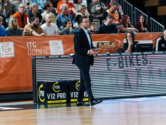 Benka Barloschky Head Coach, Veolia Towers Hamburg Rasta Vechta vs Veolia Towers Hamburg, Basketball, easyCredit Basketball Bundesliga, Matchday 9, Season 2025 2026, 07 12 2025 Rasta Vechta vs Veolia Towers Hamburg, Basketball, easyCredit Basketball Bundesliga, Matchday 9, Season 2025 2026, 07 12 2025 Vechta Copyright: xEibner-Pressefoto DamianxKruczynx EP_DKI