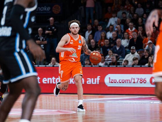 Booker Coplin RASTA Vechta, 30 on the dribble Rasta Vechta vs Veolia Towers Hamburg, Basketball, easyCredit Basketball Bundesliga, Matchday 9, Season 2025 2026, 07 12 2025 Rasta Vechta vs Veolia Towers Hamburg, Basketball, easyCredit Basketball Bundesliga, Matchday 9, Season 2025 2026, 07 12 2025 Vechta Copyright: xEibner-Pressefoto DamianxKruczynx EP_DKI