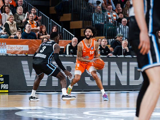 Tevin Brown RASTA Vechta, 10 ready to throw Osaro Rich Igbineweka Veolia Towers Hamburg, 03 wants to block Rasta Vechta vs Veolia Towers Hamburg, Basketball, easyCredit Basketball Bundesliga, 9 Matchday, Season 2025 2026, 07 12 2025 Rasta Vechta vs Veolia Towers Hamburg, Basketball, easyCredit Basketball Bundesliga, 9 Matchday, Season 2025 2026, 07 12 2025 Vechta Copyright: xEibner-Pressefoto DamianxKruczynx EP_DKI