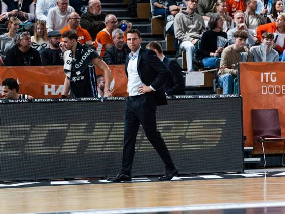 Benka Barloschky Head Coach, Veolia Towers Hamburg Rasta Vechta vs Veolia Towers Hamburg, Basketball, easyCredit Basketball Bundesliga, Matchday 9, Season 2025 2026, 07 12 2025 Rasta Vechta vs Veolia Towers Hamburg, Basketball, easyCredit Basketball Bundesliga, Matchday 9, Season 2025 2026, 07 12 2025 Vechta Copyright: xEibner-Pressefoto DamianxKruczynx EP_DKI