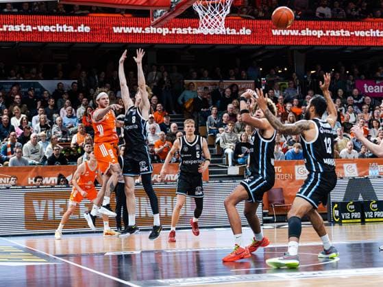 Booker Coplin RASTA Vechta, 30 with a pass Jared Grey Veolia Towers Hamburg, 08 and Martin Breunig Veolia Towers Hamburg, 13 try to defend Rasta Vechta vs Veolia Towers Hamburg, Basketball, easyCredit Basketball Bundesliga, 9 Matchday, Season 2025 2026, 07 12 2025 Rasta Vechta vs Veolia Towers Hamburg, Basketball, easyCredit Basketball Bundesliga, 9 Matchday, Season 2025 2026, 07 12 2025 Vechta Copyright: xEibner-Pressefoto DamianxKruczynx EP_DKI