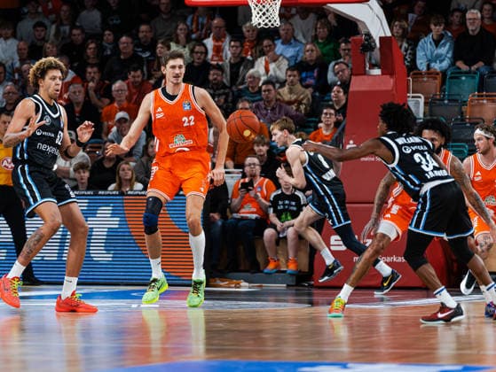 Ross Williams Veolia Towers Hamburg, 34 with a pass to Zacharie Perrin Veolia Towers Hamburg, 52 Tibor Pleiss RASTA Vechta, 22 in defense Rasta Vechta vs Veolia Towers Hamburg, Basketball, easyCredit Basketball Bundesliga, 9 Matchday, Season 2025 2026, 07 12 2025 Rasta Vechta vs Veolia Towers Hamburg, Basketball, easyCredit Basketball Bundesliga, 9 Matchday, Season 2025 2026, 07 12 2025 Vechta Copyright: xEibner-Pressefoto DamianxKruczynx EP_DKI