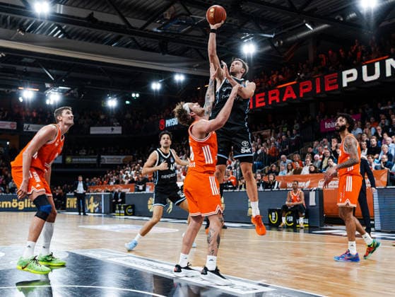Niklas Wimberg Veolia Towers Hamburg, 17 with a throw to the basket Booker Coplin RASTA Vechta, 30 wants to defend Rasta Vechta vs Veolia Towers Hamburg, Basketball, easyCredit Basketball Bundesliga, Matchday 9, Season 2025 2026, 07 12 2025 Rasta Vechta vs Veolia Towers Hamburg, Basketball, easyCredit Basketball Bundesliga, Matchday 9, Season 2025 2026, 07 12 2025 Vechta Copyright: xEibner-Pressefoto DamianxKruczynx EP_DKI