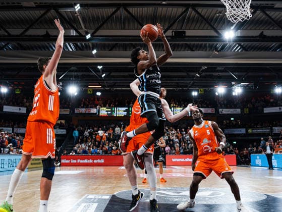 Ross Williams Veolia Towers Hamburg, 34 with a dunk to the basket Rasta Vechta vs Veolia Towers Hamburg, Basketball, easyCredit Basketball Bundesliga, Matchday 9, Season 2025 2026, 07 12 2025 Rasta Vechta vs Veolia Towers Hamburg, Basketball, easyCredit Basketball Bundesliga, Matchday 9, Season 2025 2026, 07 12 2025 Vechta Copyright: xEibner-Pressefoto DamianxKruczynx EP_DKI