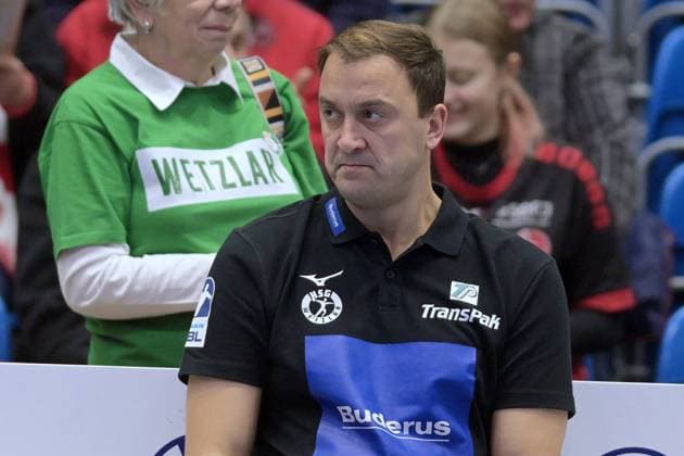 Momir Ilic Coach HSG Wetzlar on the bench , GER, MT Melsungen HSG Wetzlar, Handball, 1 Bundesliga, 15 Matchday, Season 2025 2026, 07 12 2025, GER, MT Melsungen HSG Wetzlar, Handball, 1 Bundesliga, 15 Matchday, Season 2025 2026, 07 12 2025 Kassel Copyright: xEibner-Pressefotox xRolandxSippelx EP_RSL