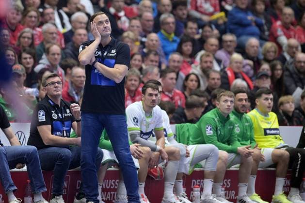 Momir Ilic Coach HSG Wetzlar front bench, Jasmin Camdzic L , GER, MT Melsungen HSG Wetzlar, Handball, 1 Bundesliga, 15 Matchday, Season 2025 2026, 07 12 2025, GER, MT Melsungen HSG Wetzlar, Handball, 1 Bundesliga, 15 Matchday, Season 2025 2026, 07 12 2025 Kassel Copyright: xEibner-Pressefotox xRolandxSippelx EP_RSL