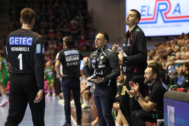 07 12 2025, xgox, Handball Daikin HBL SC Magdeburg FRISCH AUF Göppingen emspor, v l Sergey Hernandez Ferrer Magdeburg, 1 , Dino Spiranec Magdeburg, Goalkeeping Coach , Matej Mandic Magdeburg, 12 Magdeburg