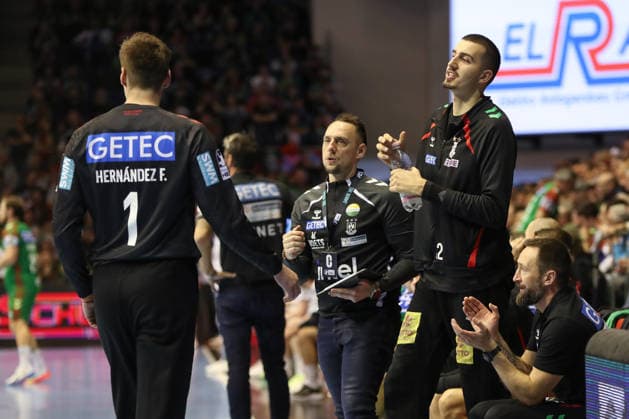 07 12 2025, xgox, Handball Daikin HBL SC Magdeburg FRISCH AUF Göppingen emspor, v l Sergey Hernandez Ferrer Magdeburg, 1 , Dino Spiranec Magdeburg, Goalkeeping Coach , Matej Mandic Magdeburg, 12 Magdeburg