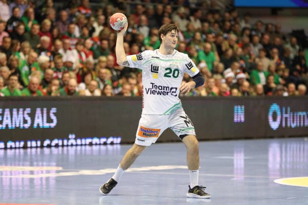 07 12 2025, xgox, Handball Daikin HBL SC Magdeburg FRISCH AUF Göppingen emspor, v l Ludvig Hallbäck Goeppingen, 20 am Ball, plays the ball Magdeburg