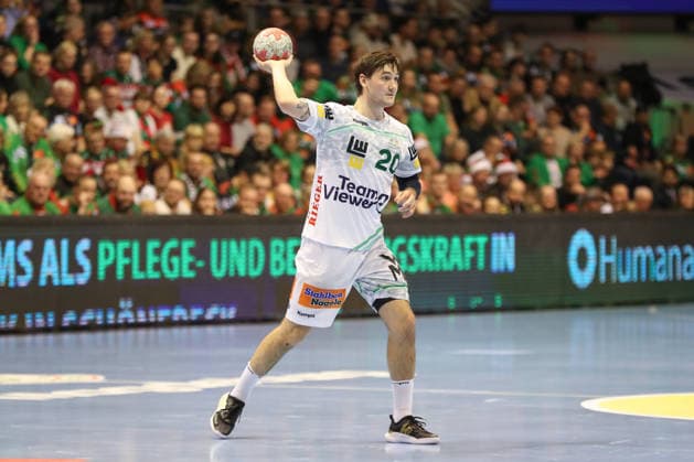07 12 2025, xgox, Handball Daikin HBL SC Magdeburg FRISCH AUF Göppingen emspor, v l Ludvig Hallbäck Goeppingen, 20 am Ball, plays the ball Magdeburg