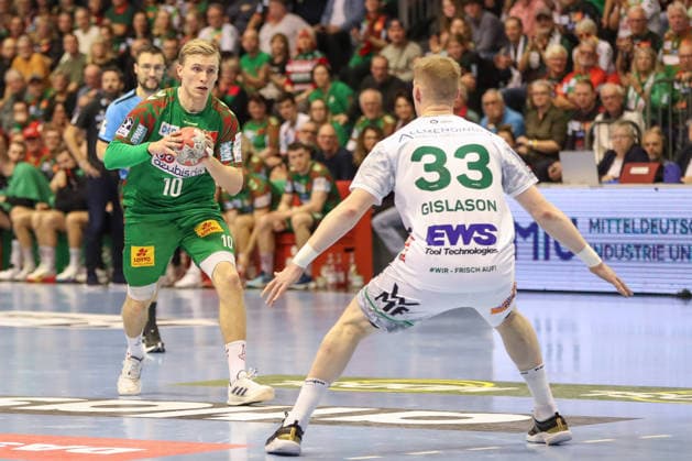 07 12 2025, xgox, Handball Daikin HBL SC Magdeburg FRISCH AUF Göppingen emspor, v l Gisli Thorgeir Kristjansson Magdeburg, 10 , Ymir Oern Gislason Goeppingen, 33 duel, duel, fight, tackle Magdeburg