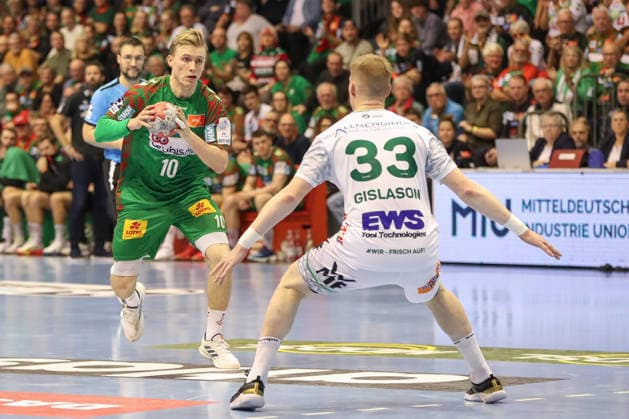 07 12 2025, xgox, Handball Daikin HBL SC Magdeburg FRISCH AUF Göppingen emspor, v l Gisli Thorgeir Kristjansson Magdeburg, 10 , Ymir Oern Gislason Goeppingen, 33 duel, duel, fight, tackle Magdeburg