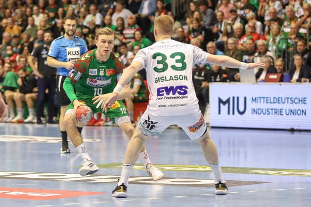 07 12 2025, xgox, Handball Daikin HBL SC Magdeburg FRISCH AUF Göppingen emspor, v l Gisli Thorgeir Kristjansson Magdeburg, 10 , Ymir Oern Gislason Goeppingen, 33 duel, duel, fight, tackle Magdeburg