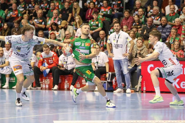 07 12 2025, xgox, Handball Daikin HBL SC Magdeburg FRISCH AUF Göppingen emspor, v l Victor Kloeve Goeppingen, 7 , Philipp Weber Magdeburg, 20 , duel, duel, fight, tackle Magdeburg