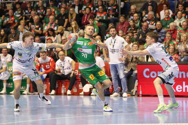 07 12 2025, xgox, Handball Daikin HBL SC Magdeburg FRISCH AUF Göppingen emspor, v l Victor Kloeve Goeppingen, 7 , Philipp Weber Magdeburg, 20 , Oskar Neudeck Goeppingen, 2 duel, duel, fight, tackle Magdeburg