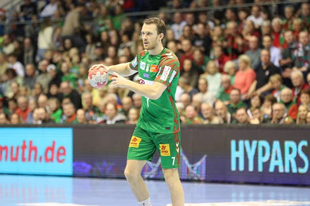 07 12 2025, xgox, Handball Daikin HBL SC Magdeburg FRISCH AUF Göppingen emspor, v l Felix Claar Magdeburg, 7 am Ball, plays the ball Magdeburg