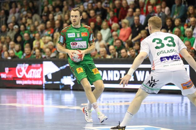 07 12 2025, xgox, Handball Daikin HBL SC Magdeburg FRISCH AUF Göppingen emspor, v l Felix Claar Magdeburg, 7 am Ball, plays the ball Magdeburg