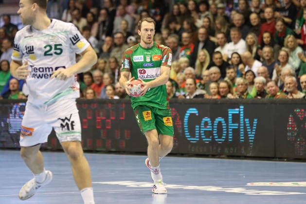 07 12 2025, xgox, Handball Daikin HBL SC Magdeburg FRISCH AUF Göppingen emspor, v l Felix Claar Magdeburg, 7 am Ball, plays the ball Magdeburg