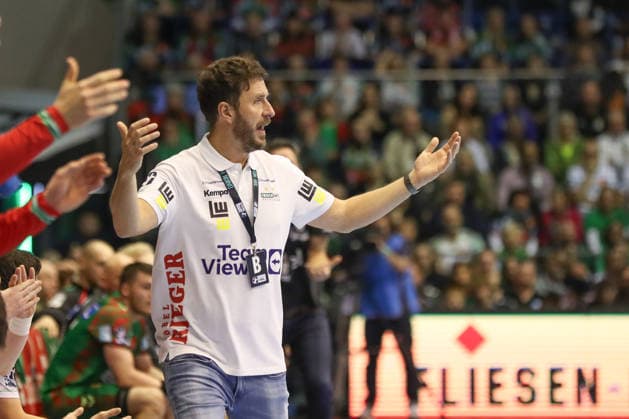 07 12 2025, xgox, Handball Daikin HBL SC Magdeburg FRISCH AUF Göppingen emspor, v l Ben Matschke Goeppingen, coach gives instructions, gestures with arms, gesticulates, gives instructions Magdeburg