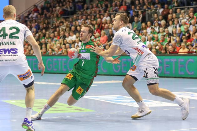 07 12 2025, xgox, Handball Daikin HBL SC Magdeburg FRISCH AUF Göppingen emspor, v l Felix Claar Magdeburg, 7 , Ludwvig Jurmala Goeppingen, 25 duel, duel, fight, tackle Magdeburg