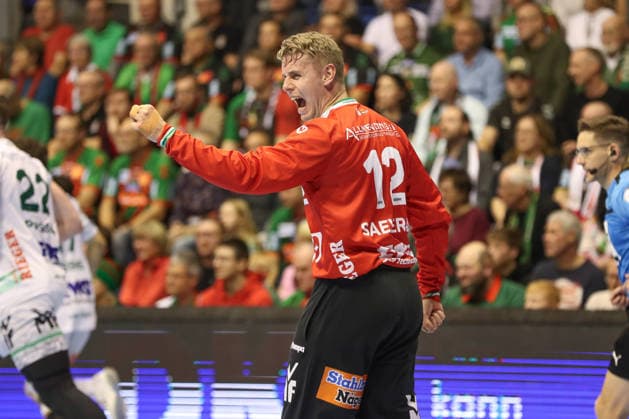 07 12 2025, xgox, Handball Daikin HBL SC Magdeburg FRISCH AUF Göppingen emspor, v l Kristian Saeveras Goeppingen, 12 cheers over held ball, defended, held, Torhueter Magdeburg