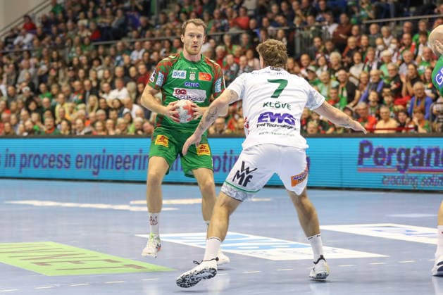 07 12 2025, xgox, Handball Daikin HBL SC Magdeburg FRISCH AUF Göppingen emspor, v l Felix Claar Magdeburg, 7 , Victor Kloeve Goeppingen, 7 duel, duel, fight, tackle Magdeburg