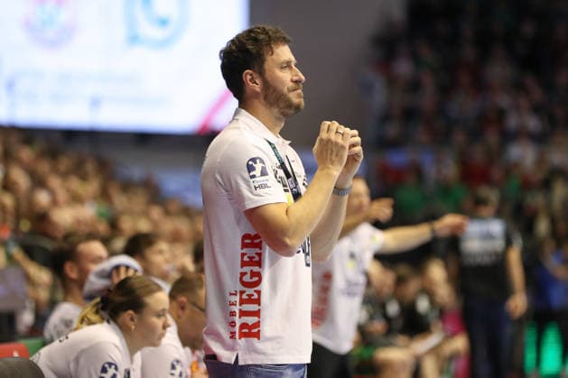 07 12 2025, xgox, Handball Daikin HBL SC Magdeburg FRISCH AUF Göppingen emspor, v l Ben Matschke Goeppingen, coach disappointed, looks disappointed, disappointed Magdeburg