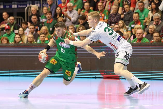 07 12 2025, xgox, Handball Daikin HBL SC Magdeburg FRISCH AUF Göppingen emspor, v l Elvar Oern Jonsson Magdeburg, 19 , Ymir Oern Gislason Goeppingen, 33 duel, duel, fight, tackle Magdeburg
