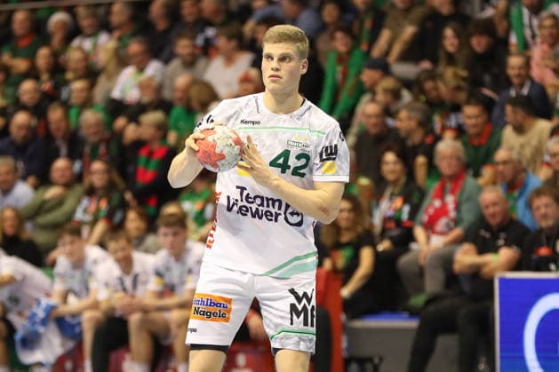 07 12 2025, xgox, Handball Daikin HBL SC Magdeburg FRISCH AUF Göppingen emspor, v l Martin Hanne Goeppingen, 42 am Ball, plays the ball Magdeburg