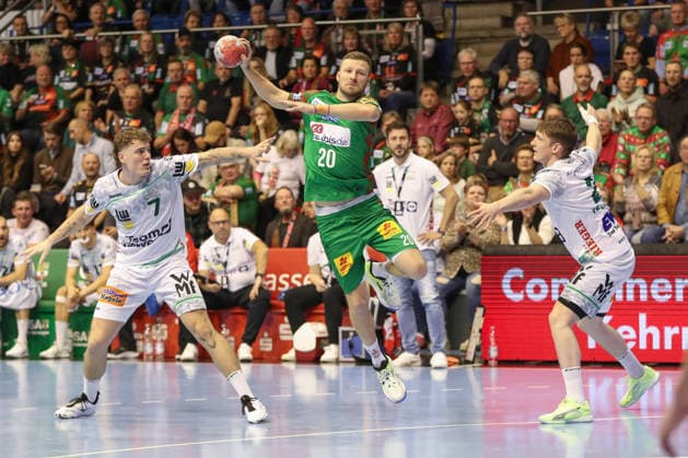 07 12 2025, xgox, Handball Daikin HBL SC Magdeburg FRISCH AUF Göppingen emspor, v l Victor Kloeve Goeppingen, 7 , Philipp Weber Magdeburg, 20 , Oskar Neudeck Goeppingen, 2 duel, duel, fight, tackle Magdeburg