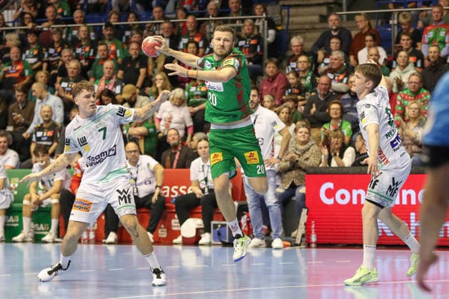 07 12 2025, xgox, Handball Daikin HBL SC Magdeburg FRISCH AUF Göppingen emspor, v l Victor Kloeve Goeppingen, 7 , Philipp Weber Magdeburg, 20 , Oskar Neudeck Goeppingen, 2 duel, duel, fight, tackle Magdeburg