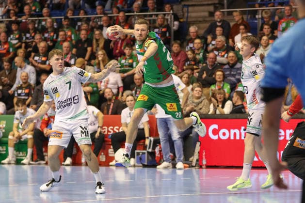 07 12 2025, xgox, Handball Daikin HBL SC Magdeburg FRISCH AUF Göppingen emspor, v l Victor Kloeve Goeppingen, 7 , Philipp Weber Magdeburg, 20 , Oskar Neudeck Goeppingen, 2 duel, duel, fight, tackle Magdeburg