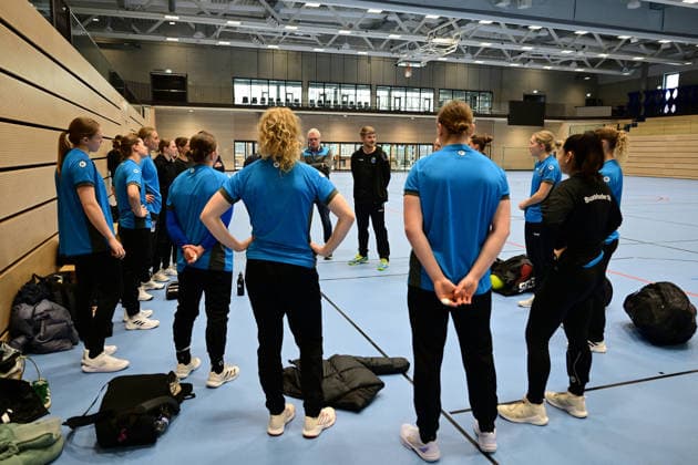 Handball I Women I Season 2025 2026 I 1 HBF I Buxtehuder SV I Coach introduction I 08 12 2025 Introduction of the new coach at Buxtehuder SV, Team Buxtehude Head coach Nicolaj Andersson, Nicolaj Bredekjaer Andersson, Name Andersson, Nicolaj Bredekjaer, Age 37, Nationality Denmark, Dane Here to see The team listens to the new coach Buxtehude Halle Nord Niedersachsen Germany Copyright: xLobeca FelixxSchlikisx