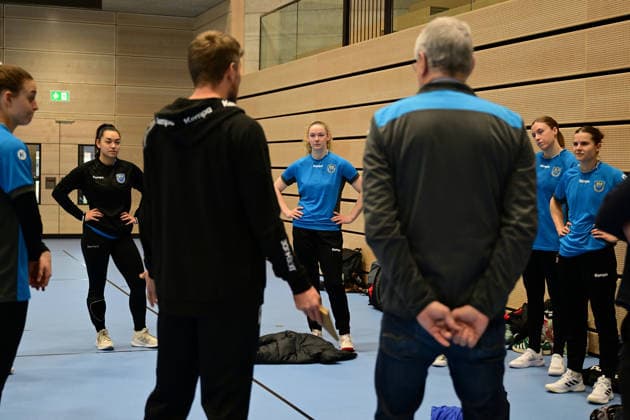 Handball I Women I Season 2025 2026 I 1 HBF I Buxtehuder SV I Coach presentation I 08 12 2025 Presentation of the new coach at Buxtehuder SV, Team Buxtehude Head Coach Nicolaj Andersson, Nicolaj Bredekjaer Andersson, Name Andersson, Nicolaj Bredekjaer, Age 37, Nationality Denmark, Dane Here you can see Aida Mittag in the middle listens to Buxtehude Halle Nord Niedersachsen Germany Copyright: xLobeca FelixxSchlikisx