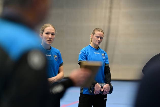 Handball I Women I Season 2025 2026 I 1 HBF I Buxtehuder SV I Coach introduction I 08 12 2025 Introduction of the new coach at Buxtehuder SV, Team Buxtehude Head Coach Nicolaj Andersson, Nicolaj Bredekjaer Andersson, Name Andersson, Nicolaj Bredekjaer, Age 37, Nationality Denmark, Dane Here you can see Annie Linder 20, Buxtehuder Sportverein Buxtehude Halle Nord Niedersachsen Germany Copyright: xLobeca FelixxSchlikisx
