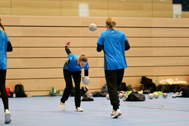 Handball I Women I Season 2025 2026 I 1 HBF I Buxtehuder SV I Coach introduction I 08 12 2025 Introduction of the new coach at Buxtehuder SV, Team Buxtehude Head coach Nicolaj Andersson, Nicolaj Bredekjaer Andersson, Name Andersson, Nicolaj Bredekjaer, age 37, nationality Denmark, Dane Here to see Annie Linder 20, Buxtehuder Sportverein Oliwia Kaminska 12, Buxtehuder Sportverein Buxtehude Halle Nord Niedersachsen Germany Copyright: xLobeca FelixxSchlikisx