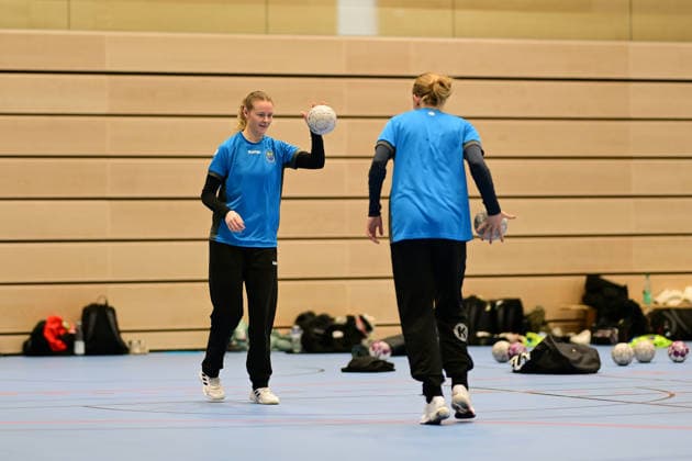 Handball I Women I Season 2025 2026 I 1 HBF I Buxtehuder SV I Coach introduction I 08 12 2025 Introduction of the new coach at Buxtehuder SV, Team Buxtehude Head coach Nicolaj Andersson, Nicolaj Bredekjaer Andersson, Name Andersson, Nicolaj Bredekjaer, age 37, nationality Denmark, Dane Here to see Annie Linder 20, Buxtehuder Sportverein Oliwia Kaminska 12, Buxtehuder Sportverein Buxtehude Halle Nord Niedersachsen Germany Copyright: xLobeca FelixxSchlikisx