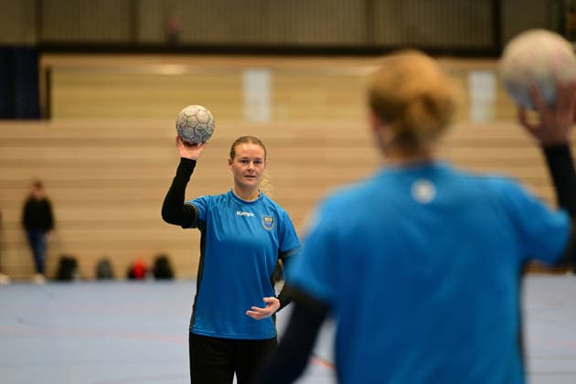 Handball I Women I Season 2025 2026 I 1 HBF I Buxtehuder SV I Coach introduction I 08 12 2025 Introduction of the new coach at Buxtehuder SV, Team Buxtehude Head coach Nicolaj Andersson, Nicolaj Bredekjaer Andersson, Name Andersson, Nicolaj Bredekjaer, Age 37, Nationality Denmark, Dane Featured here Single photo, cropped, single image, cut out, isolated subject, sports shot, close-up, cropped, cropped shot, shot, single Annie Linder 20, Buxtehuder Sportverein Buxtehude Halle Nord Niedersachsen Germany Copyright: xLobeca FelixxSchlikisx