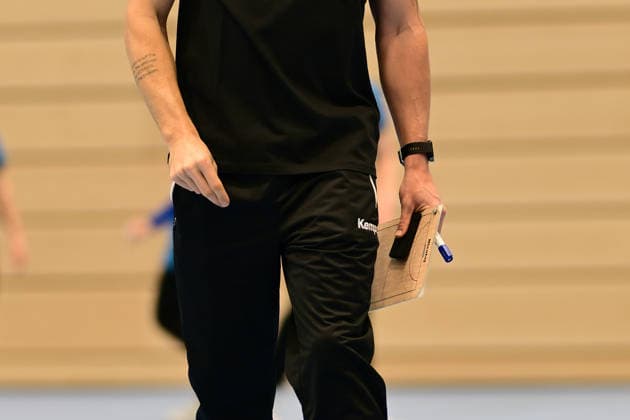 Handball I Women I Season 2025 2026 I 1 HBF I Buxtehuder SV I Coach introduction I 08 12 2025 Introduction of the new coach at Buxtehuder SV, Team Buxtehude Head coach Nicolaj Andersson, Nicolaj Bredekjaer Andersson, Name Andersson, Nicolaj Bredekjaer, Age 37, Nationality Denmark, Dane Here you can see the first coaching of Nicolaj Bredekjaer Andersson Buxtehuder Sportverein with tactic board Buxtehude Halle Nord Niedersachsen Germany Copyright: xLobeca FelixxSchlikisx