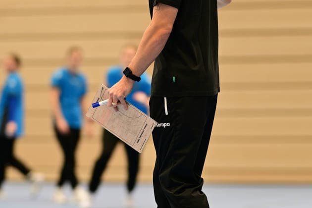 Handball I Women I Season 2025 2026 I 1 HBF I Buxtehuder SV I Coach introduction I 08 12 2025 Introduction of the new coach at Buxtehuder SV, Team Buxtehude Head coach Nicolaj Andersson, Nicolaj Bredekjaer Andersson, Name Andersson, Nicolaj Bredekjaer, Age 37, Nationality Denmark, Dane Here you can see the first coaching of Nicolaj Bredekjaer Andersson Buxtehuder Sportverein with tactic board Buxtehude Halle Nord Niedersachsen Germany Copyright: xLobeca FelixxSchlikisx